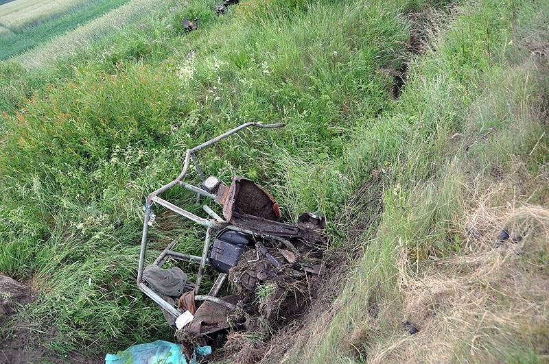 Śmierc na torach. Traktor zmiazdzony przez pociąg...