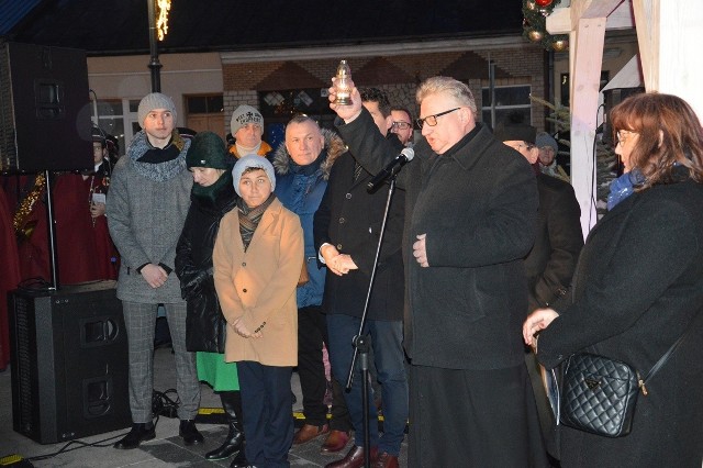 Miejska Wigilia w nastrojowym miejscu, jakim jest rozwadowski rynek. Było wielu ludzi