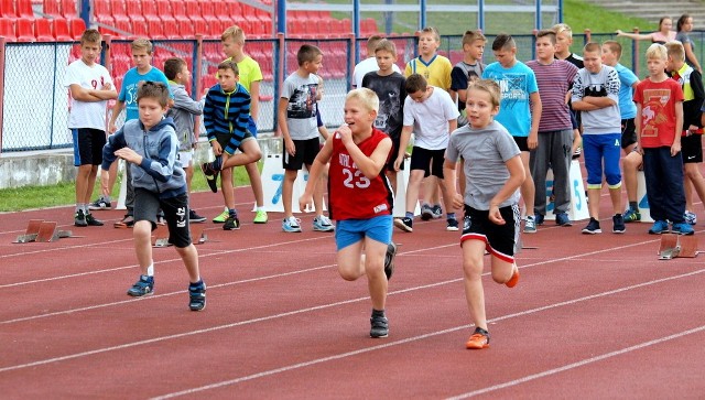 Na stadionie Wdy w Świeciu zainaugurowano jesienną rundę XXIII edycji "czwartków lekkoatletycznych". Uczestniczyli w niej uczniowie szkół podstawowych i gimnazjalnych z powiatu świeckiego.