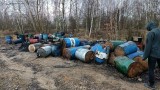 Nielegalne wysypiska w lesie na Dolnym Śląsku. Ze stu beczek wyciekała ropa. Sprawę bada prokuratura