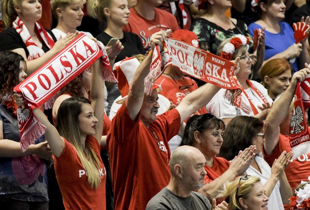 Siatkówka. Polska - Portoryko 3:0 (WROCŁAW, 2.08.2019). Polskie siatkarki rozprawiły się z Portoryko 3:0 we Wrocławiu i do awansu na igrzyska olimpijskie Tokio 2020 brakuje im już tylko dwóch wygranych. Hala Orbita wypełniła się biało-czerwonymi kibicami, co dobitnie świadczy, że żeńska reprezentacja odbudowuje swoje zaufanie wśród fanów. Zobacz, jak zwycięstwo z Portoryko wyglądało na ZDJĘCIACH!WAŻNE - DO KOLEJNYCH FOTOGRAFII MOŻNA PRZEJŚĆ ZA POMOCĄ STRZAŁEK LUB GESTÓW