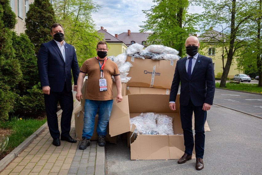 Maseczki ochronne od dostawców odebrał burmistrz Grójca...