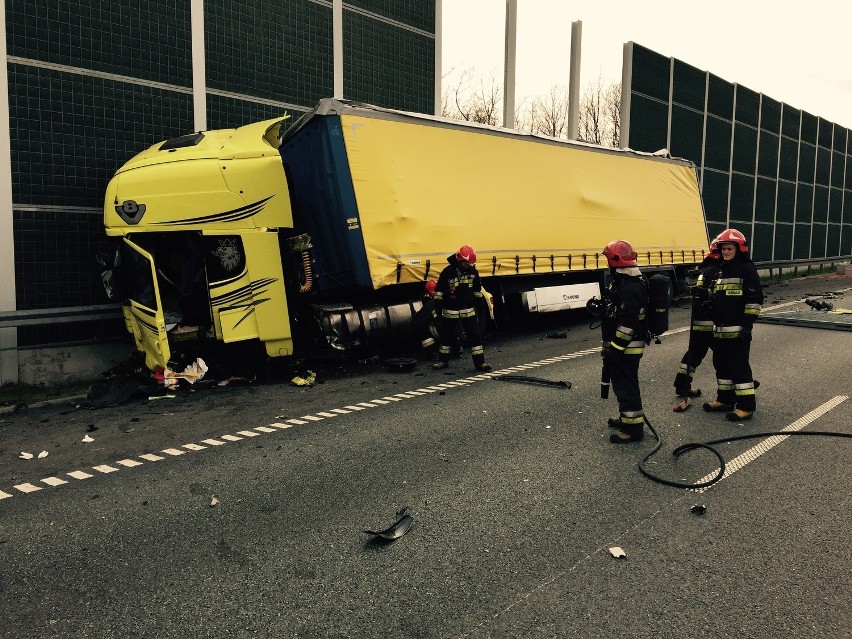 Makabryczny wypadek na autostradzie A1 w Bytomiu. Samochód...