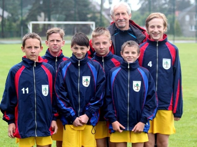 Chłopcy z SP Chorzele wystąpili w składzie: Dariusz Bartołd, Miłosz Moszczyński, Adrian Radomski, Adam Pszczółkowski, Krystian Suchowiecki, Miłosz Suchowiecki.