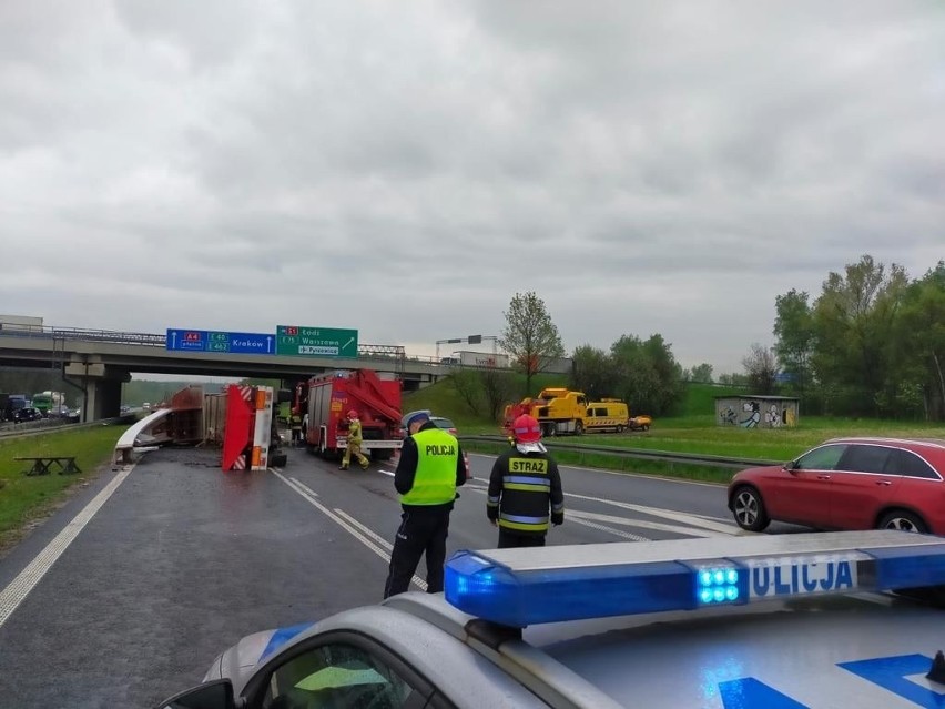 Ciężarówka przewróciła się na węźle S1/A4 w Mysłowicach. Są...
