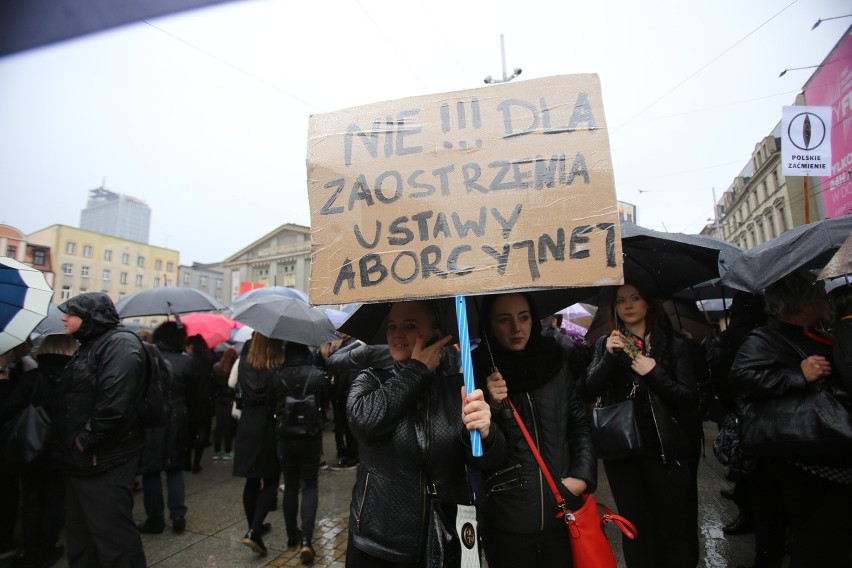 Deszcz nie zniechęcił uczestniczek czarnego protestu w...