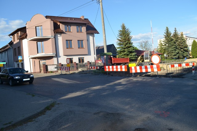 Tak jak zapowiedziano, wykonawca ze Świecia zjawił się na placu budowy i zamknięta jest już pierwsza ulica - Szkolna w Cekcynie.
