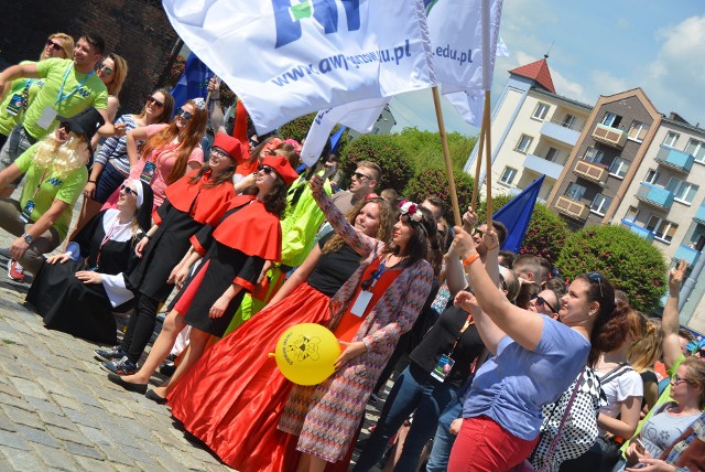 We wtorek o 12.00 ulicami Gorzowa przeszedł kolorowy korowód. Studenci Akademii im. Jakuba z Paradyża i gorzowskiego AWF-u w ten sposób rozpoczęli Juwenalia, czyli wielkie studenckie święto. W korowodzie można było zobaczyć przebranych studentów i zobaczyć, jak "przejmują" miasto. Inne atrakcje? Koncert Tedego i duetu Dwa Sławy w Klubie Studio oraz wielkie grillowania przy Wale Okrężnym (czwartek, 18.00).