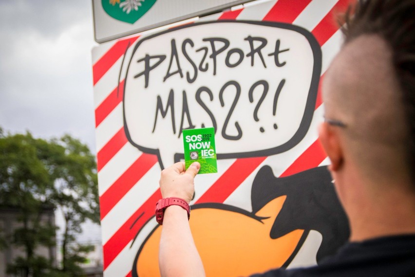 Żółty ludzik w Sosnowcu pyta kierowców o... paszport. Graffiti Szwedzkiego w kampanii promocyjnej miasta ZDJĘCIA