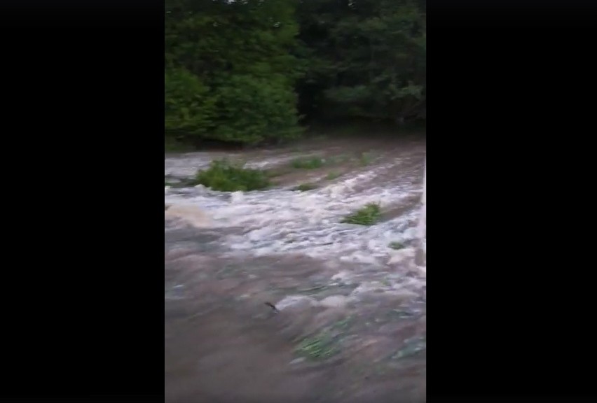 Woda przerwała wał w gm. Bobolice. Popłynęła rwąca rzeka WIDEO, ZDJĘCIA