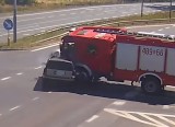Koszmarny wypadek wozu strażackiego i osobówki w Lubinie. Kamera uchwyciła ten moment! Zobacz nagranie