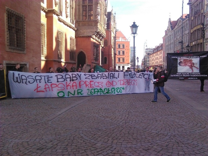 Manifa i antymanifa we Wrocławiu. Spokoju pilnowała policja (ZDJĘCIA)