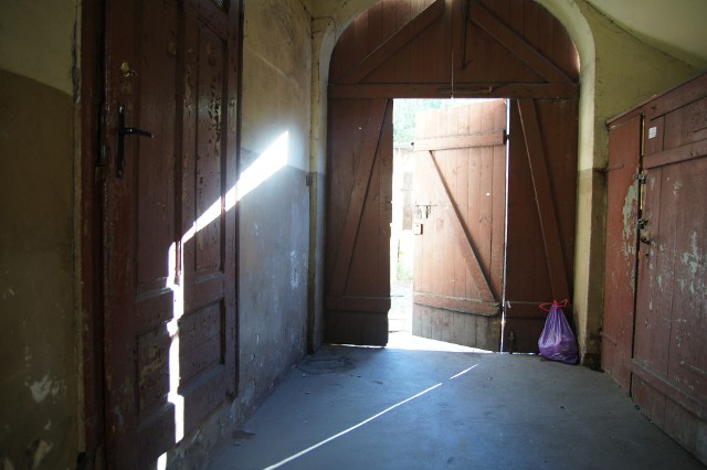 Zaglądamy do najciekawszych zabytków w Nowej Soli. Nie zawsze drzwi są tam otwarte, ale warto przyjrzeć się tym obiektom choćby z zewnątrz.Na zdjęciu jedna z bram na podwórko w centrum miasta.