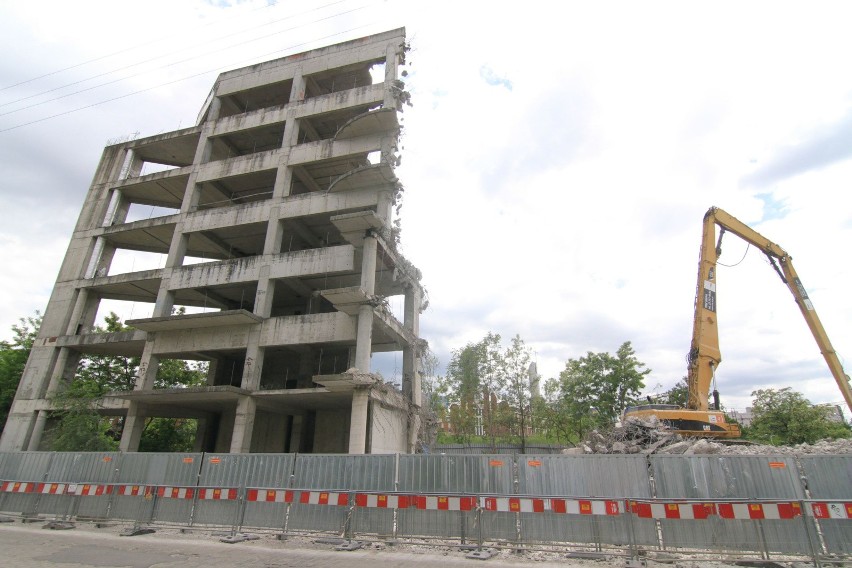 Niedokończony parking podczas wyburzania