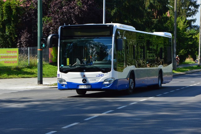 Gdów jest jedyną gminą powiatu wielickiego, gdzie nie ma komunikacji publicznej. Mieszkańcy po raz kolejny upominają się o "puszczenie" tu autobusu MPK