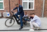 Studenci UKW tworzą innowacyjny zadaszony rower ładowany energią słoneczną