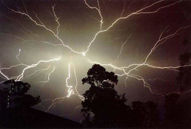 Centrum Zarządzania Kryzysowego wydało ostrzeżenie meteorologiczne. W nocy wystąpić mogą silne burze w raz z gradobiciem.