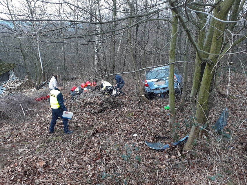 Brzezowa. Samochód wypadł z drogi. Ranną osobę zabrał śmigłowiec LPR