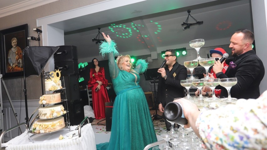 Wielka impreza z okazji 30. urodzin Kingi Zawodnik. Bawiły się tłumy, w tym „królowa życia”, Sylwia Peretti!