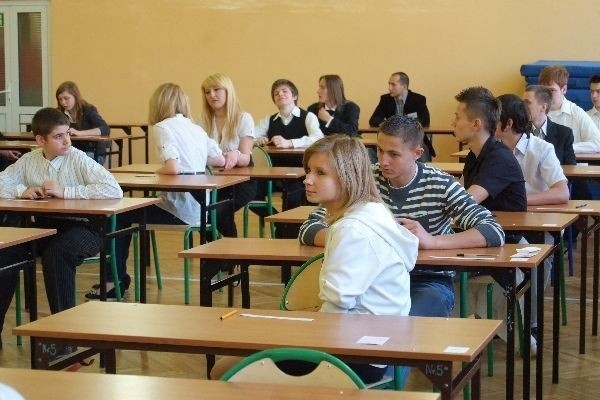 Uczniowie 32 Gimnazjum przy ul. Fabrycznej tuż przed...