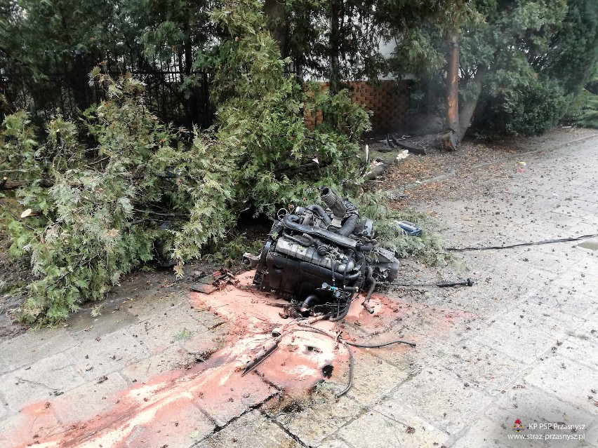 Wypadek na DK 57 w Przasnyszu. Osobówka uderzyła w znak drogowy i drzewo, silnik wypadł z samochodu! [ZDJĘCIA]