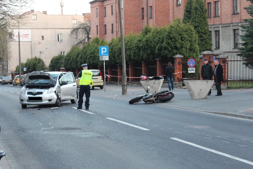 Zderzenie motocyklisty z toyotą na ul. Bernardyńskiej (ZDJĘCIA)