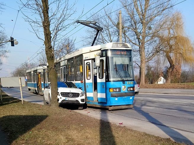 Mercedes wjechał pod tramwaj na Krakowskiej  
