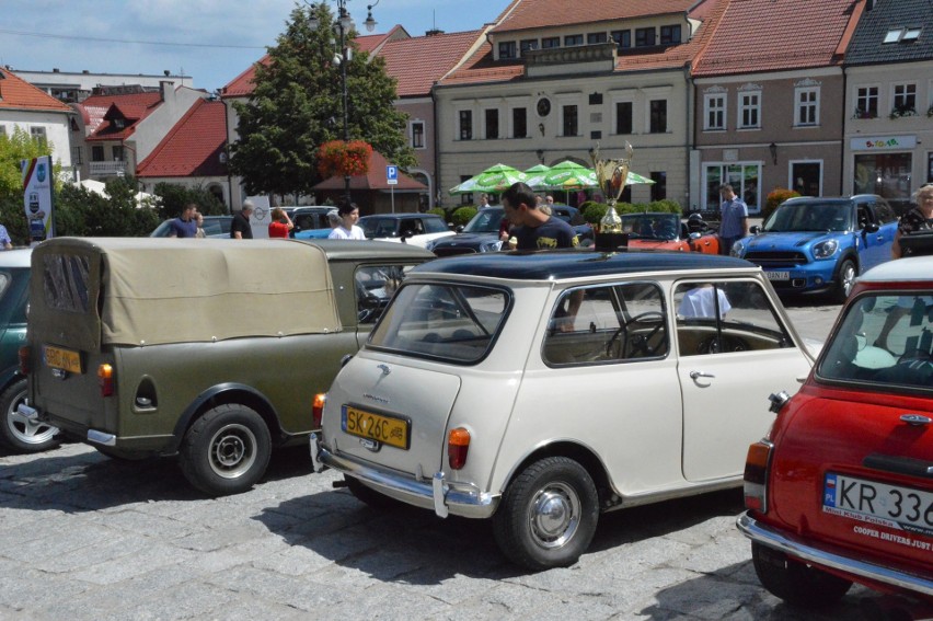 Myślenice. Kilkadziesiąt samochodów marki mini na rynku prezentowało swoje wdzięki 