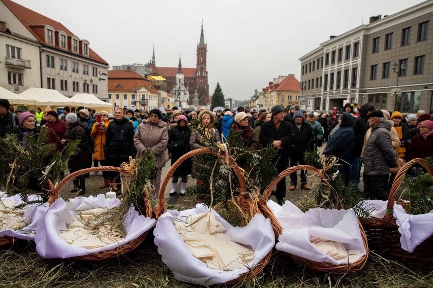 Ekumeniczna Wigilia Miejska 2019. Rynek Kościuszki pełen życzeń i zapachów świątecznych potraw (zdjęcia)