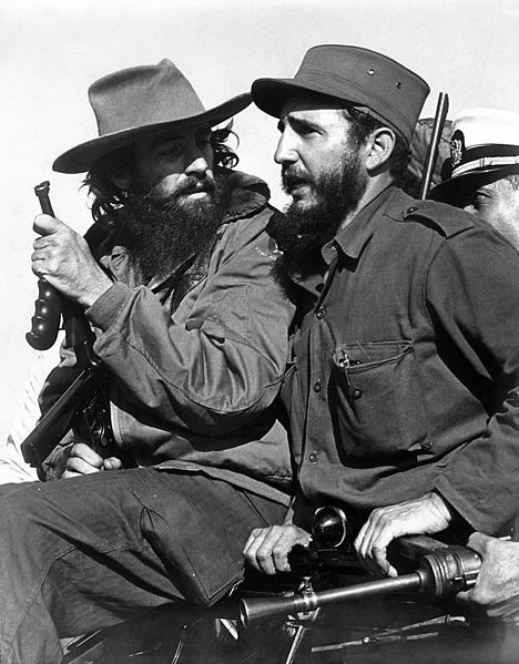 Fidel Castro wraz z Camilo Cienfuegosem wkraczają do Hawany...