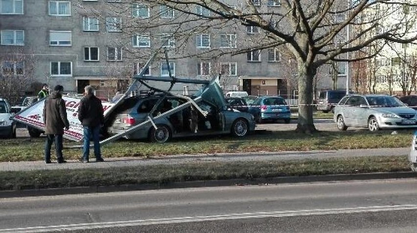 Niemiec w BMW zabił rowerzystkę, wjechał w billboard i drzewo [ZDJĘCIA]