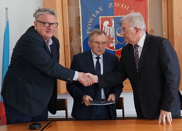 Umowy z wykonawcami inwestycji drogowych podpisał Stefan Bernaciak, starosta zwoleński (z prawej).