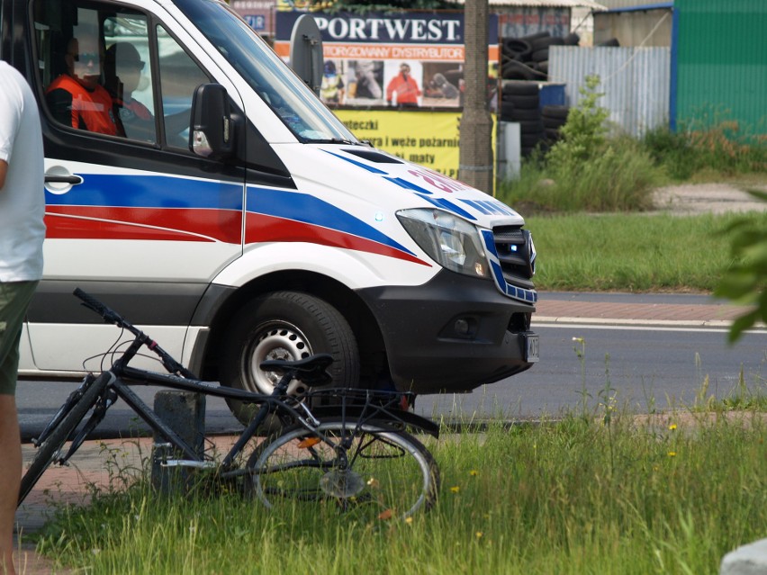 Ostrołęka. Potrącenie rowerzystki na skrzyżowaniu ul. Kołobrzeskiej i alei Wojska Polskiego, 18.06.2020. Zdjęcia