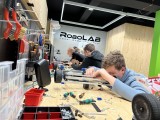 Uczniowie mogą nauczyć się konstruować roboty biorąc udział w bezpłatnych zajęciach robotycznych RoboLAB