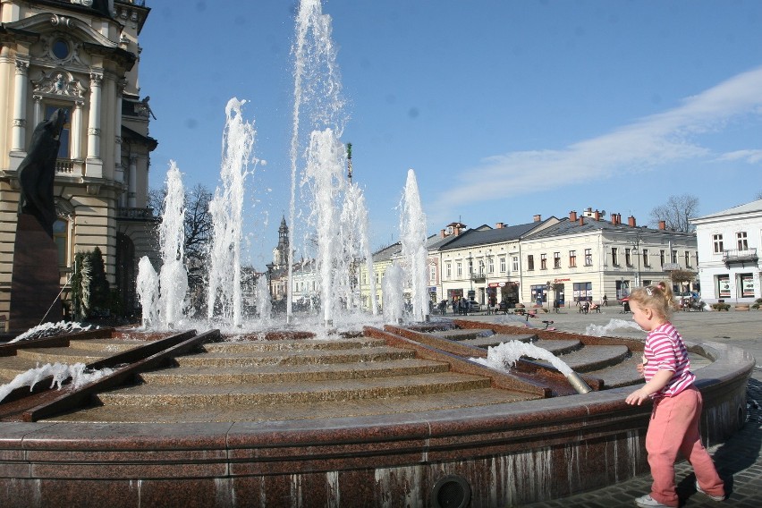Nowy Sącz. Ruszyła fontanna na Rynku [ZDJĘCIA, WIDEO]