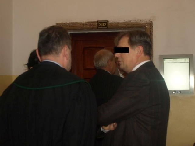 Prokuratura zarzuca Wiktorowi K. i Andrzejowi J., że zaniedbali swoje obowiązki