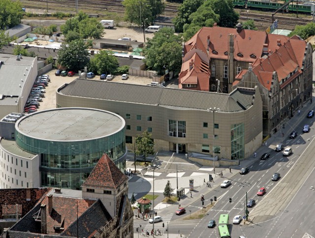 Według wstępnych analiz wjazd do teatru miałby się znajdować od ul. Towarowej, na tyłach działki