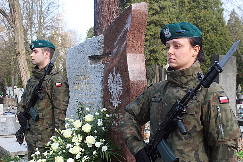 Rocznica katastrofy smoleńskiej. Znicze na grobie Edwarda Wojtasa