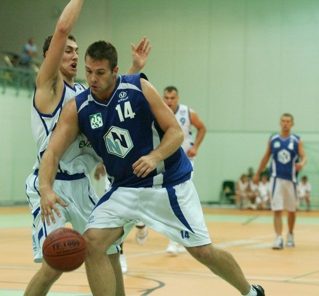 Karol Pytyś (z piłką) został zawodnikiem kolejki w gr. B II ligi.