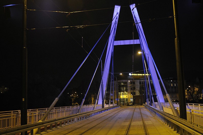 Według uznania most może teraz zostać podświetlony na kilka...