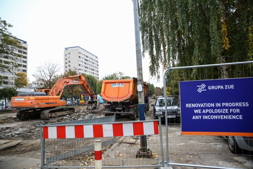 Na remontowanej ul. Królewskiej zrywają kostkę. Mieszkańcy: ależ ona jest cenna i zabytkowa!