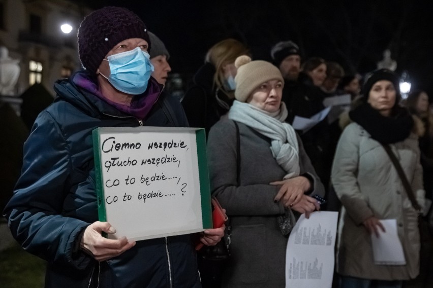 Kraków. "Teatr jest nasz". Manifestacja poparcia dla Teatru Słowackiego [ZDJĘCIA]