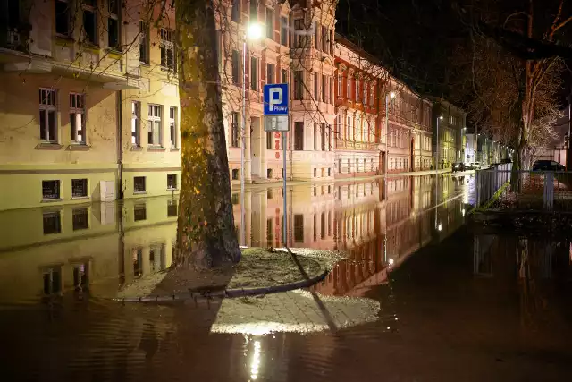 Słupia zalała ulice Partyzantów i Szarych Szeregów w Słupsku. Poziom wody nie opada
