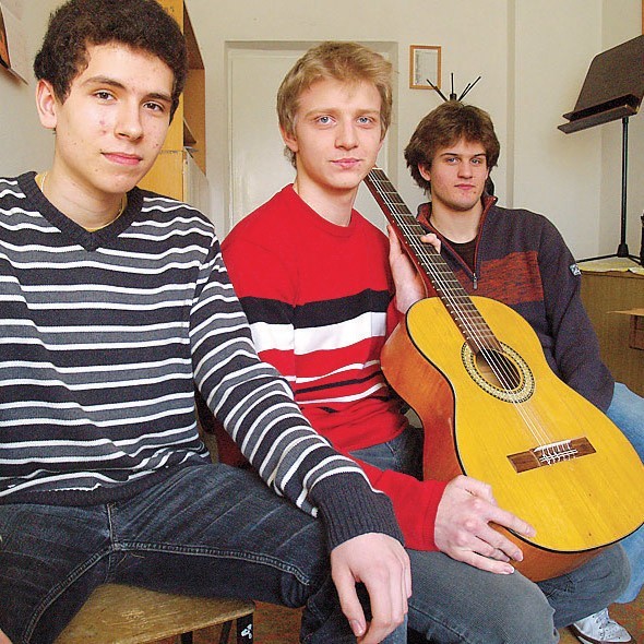 Dariusz Lampkowski (od lewej) i Adam Woch to najbardziej utytułowani gitarzyści z Koszalina, Bartek Kołaczkowski czasem koncertuje z nimi jako akompaniator.