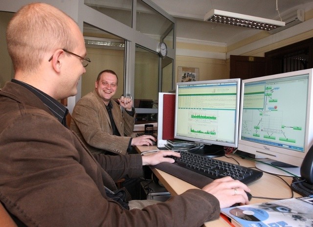 Informatycy ze słupskiego ratusza, Piotr Jackowiak (z lewej) i Sławomir Kowalczyk, na stanowisku zarządzania siecią.