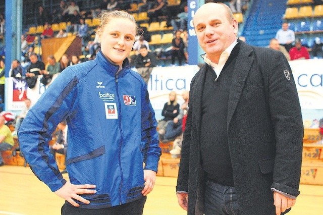 &#8211; Ada Płaczek posiada rzadko spotykany talent &#8211; twierdzi Grzegorz Szymkowiak (z prawej), prezes Kusego i członek zarządu Pogoni Baltica Szczecin, o 19-letniej bramkarce (z lewej).