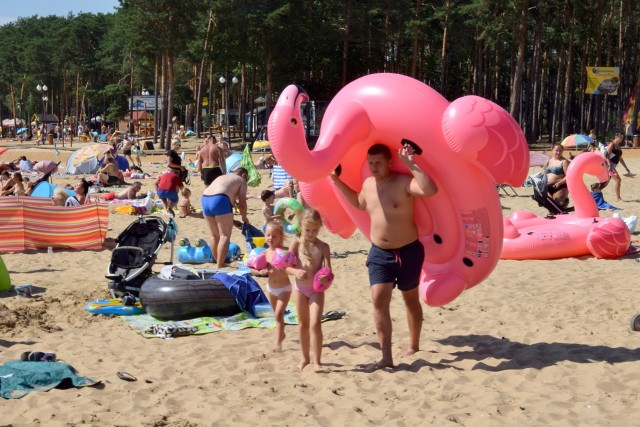 W piątek, 30 lipca, nad zbiornikiem w Sielpi odpoczywały tłumy plażowiczów. Znakomita aura sprzyjała opalaniu, kąpielom wodnym i letniemu wypoczynkowi.Zbiornik wodny i plaża w podkoneckiej Sielpi po liftingu przyciąga tego lata tłumy turystów. Propozycji wypoczynku i atrakcji jest  mnóstwo. Nad wodą wypoczywają całe rodziny nie tylko że Świętokrzyskiego, ale z wielu zakątków kraju.- Jesteśmy zachwyceni tym miejscem. Mówi się o nim świętokrzyska Ibiza i rzeczywiście, można poczuć się tu luksusowo – mówiła rodzina z Łodzi, która od tygodnia spędza tu urlop. Jak jest na plaży? Zobaczcie na zdjęciach.