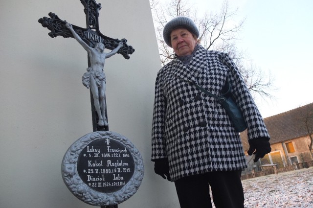 Kunegunda Kasperek obok krzyża, który upamiętnia trzy osoby, które zginęły w Zakrzowie. Nie ma jednak na nim informacji, dlaczego.