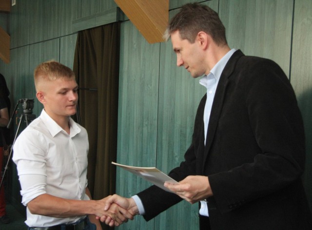 Pismo o przyznaniu stypendium otrzymał wczoraj z rąk marszałka Adama Jarubasa utalentowany pięściarz kieleckiego klubu Rushh - Tomasz Karyś.