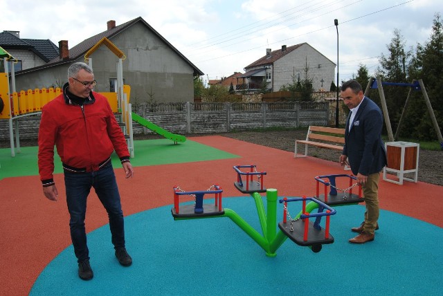 Urządzenia na nowym placu zabaw w Kurzelowie testują burmistrz Włoszczowy Grzegorz Dziubek i wiceprzewodniczący włoszczowskiej Rady Miejskiej Jerzy Wiśniewski - mieszkaniec Kurzelowa.